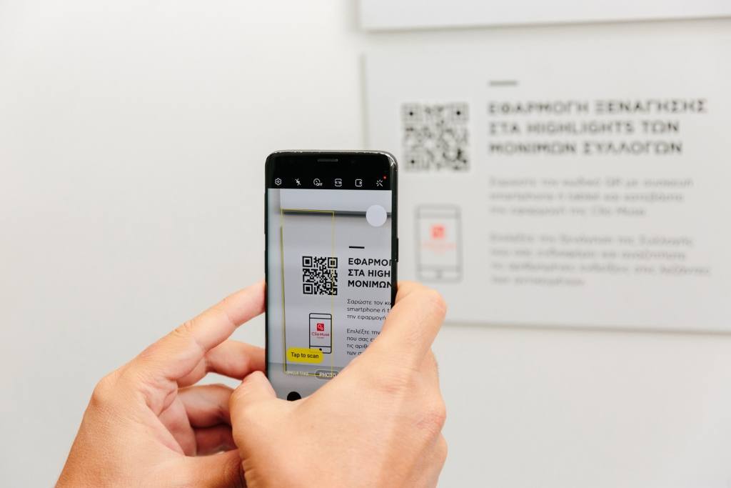 Museum of cycladic art tour scanning QR code