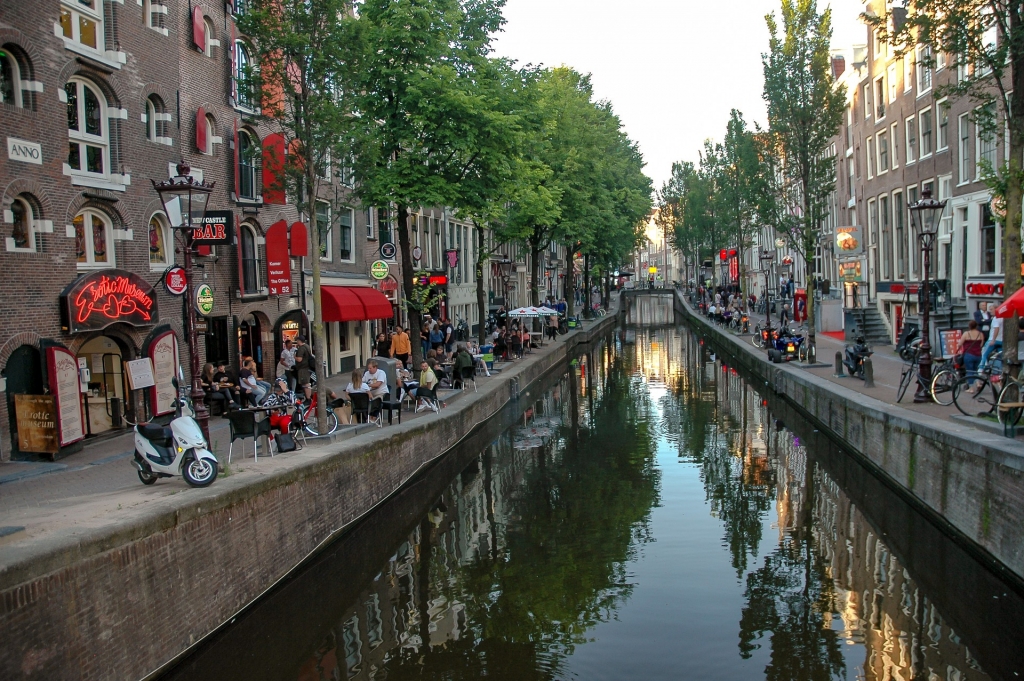 see the the red light district's architecture